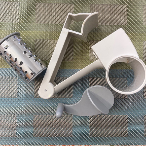 The Pampered Chef Cheese Chocolate Grater Barrel Right/Left Hand #1275 - Picture 1 of 1
